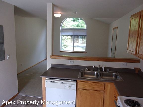 3rd image of 250 32nd St APT 250
