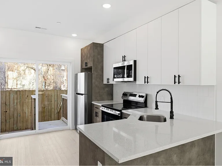 1023 W Orleans St — Photo 5