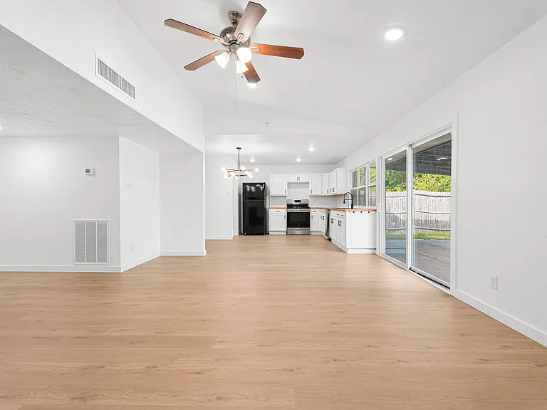 421 Parkvale Ln — Photo 4