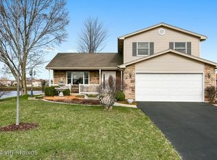 566 Edgebrook Ct, Carol Stream, IL 60188