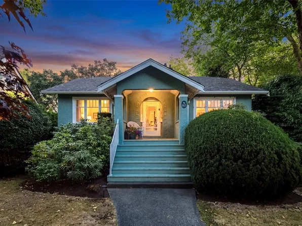 817 Saint Patrick St, Oak Bay, BC V8S 4X7