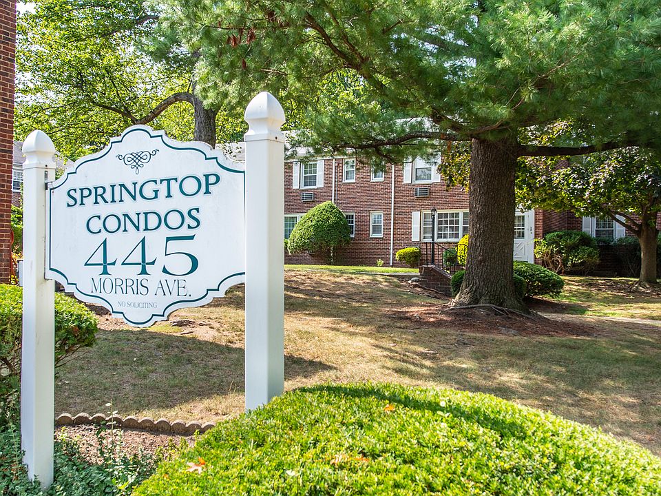 Front view of the 445 Springtop Community