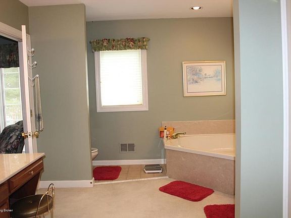 3rd image of 115 Stoney Creek Ct