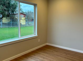 302 Centre St N #B, Rainier, WA 98576