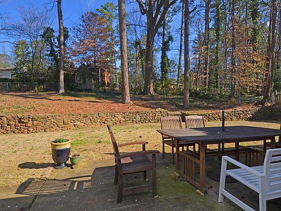 5th image of 2538 Sherbrooke Dr