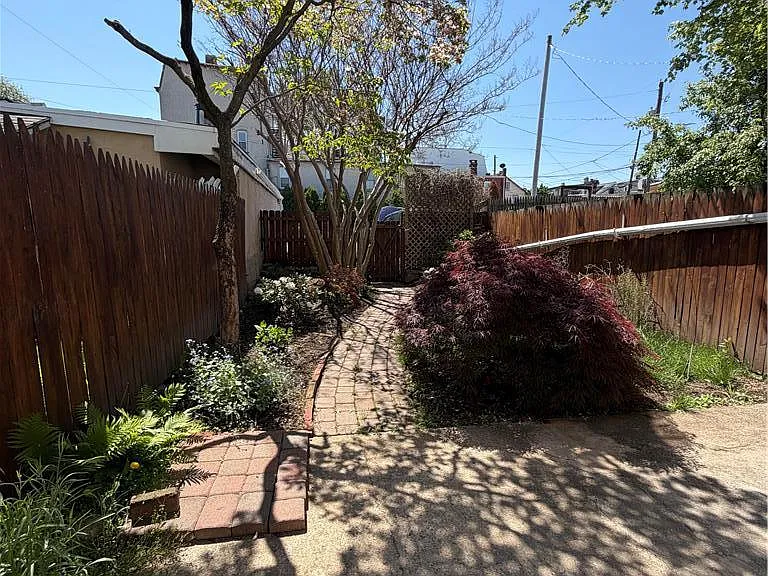 828 W Gordon St — Photo 18