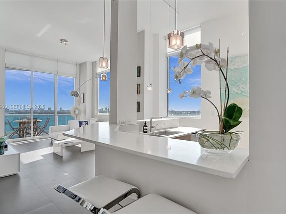 4th image of 725 NE 22nd St #Penthouse 1a