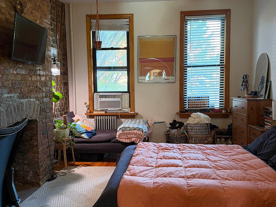 1st image of 1073 Manhattan Ave #R2