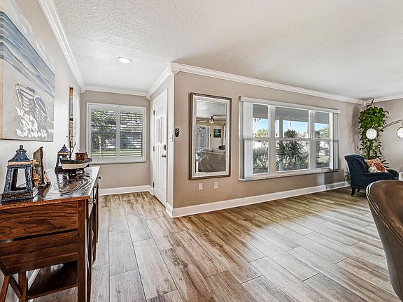 5th image of 205 Rose Dr