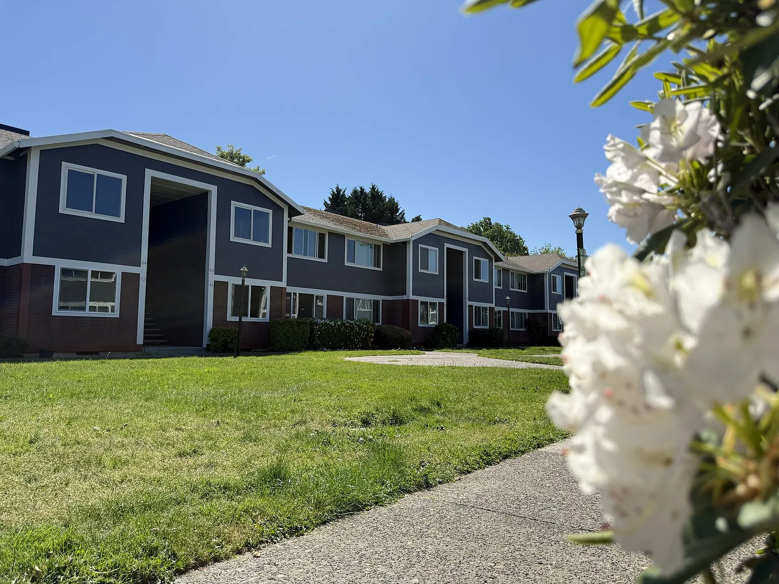 VILLAGE VICTORIAN APARTMENTS - YOUR HOME IS HERE! - UP TO 4 WEEKS FREE! PLUS $99 OAC MOVE-IN SPEC... — Photo 2