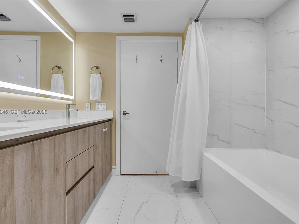 1st image of 41 SE 5th St APT 908