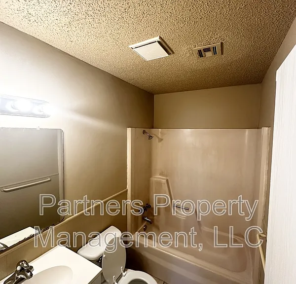 111 Pine Ave #10 — Photo 6