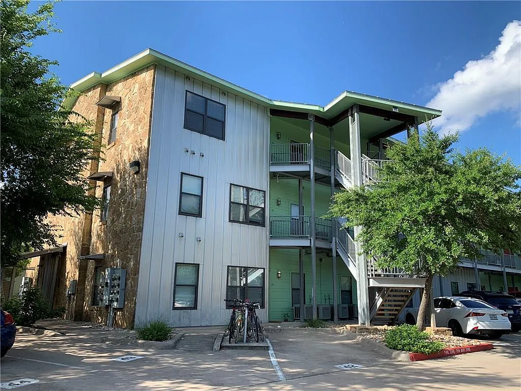 2 bed, 2.0 bath, 863 sqft, $1,800 — Photo 2