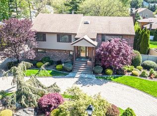 27 Pondview Ln, New Rochelle, NY 10804