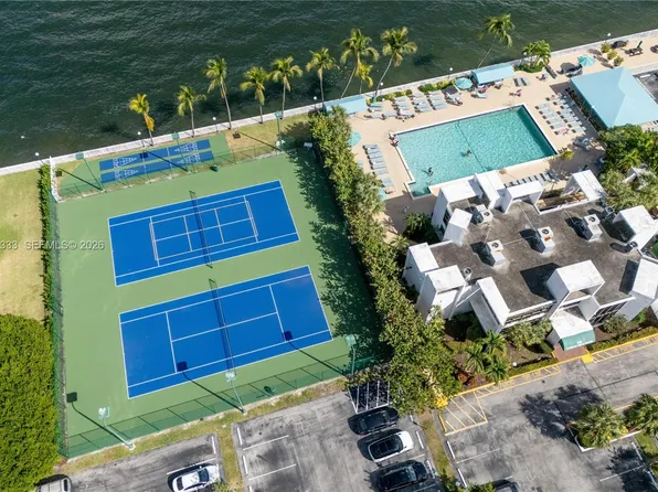 1000 Parkview Dr APT 222, Hallandale, FL 33009