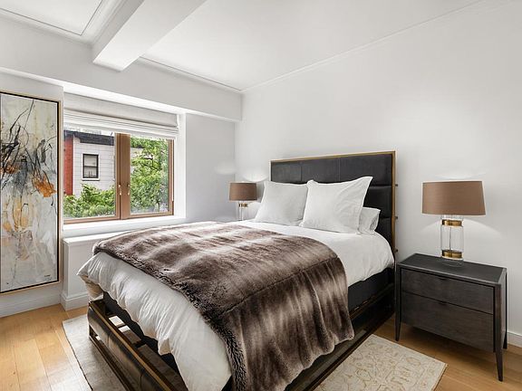 5th image of 225 E 19th St #303