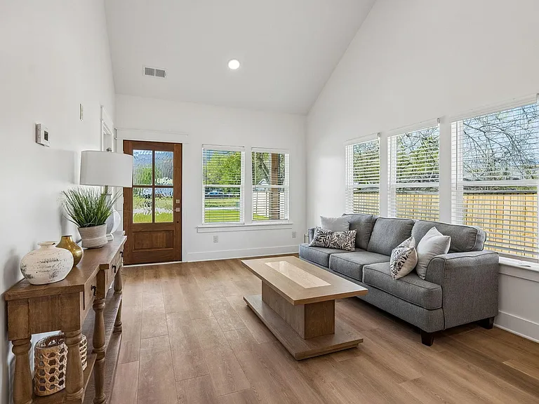 106 N Moss Ave #A — Photo 4