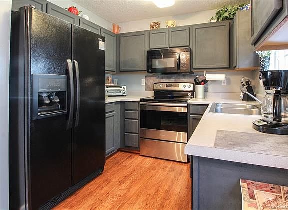 3rd image of 15029 Deshler Ct