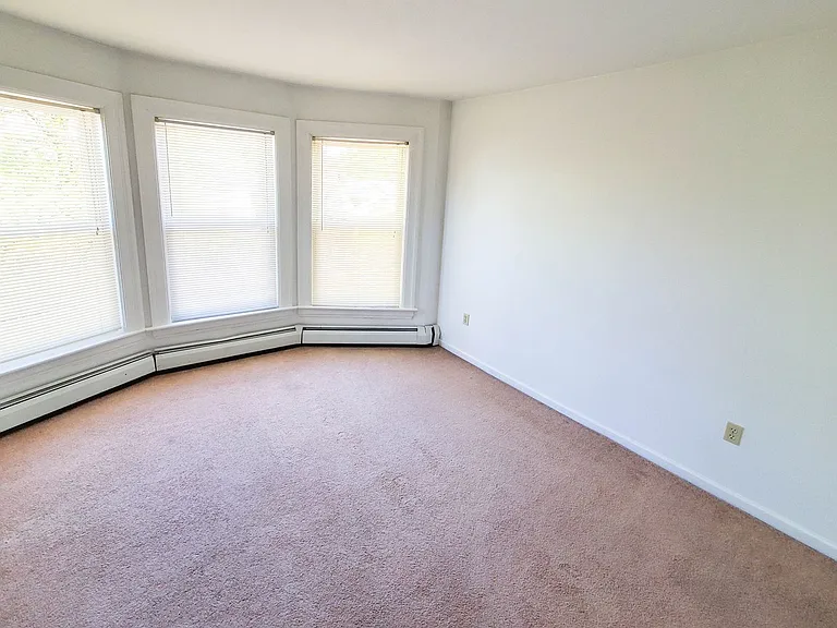 403 W 9th St — Photo 4