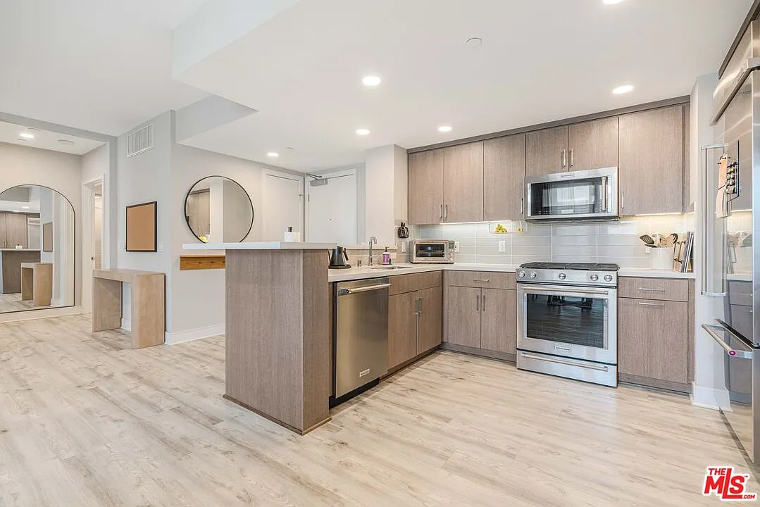 2 bed, 2.0 bath, 1090 sqft, $5,400 — Photo 2
