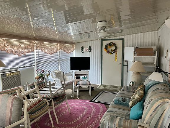 5th image of 76 Charlotte Dr W