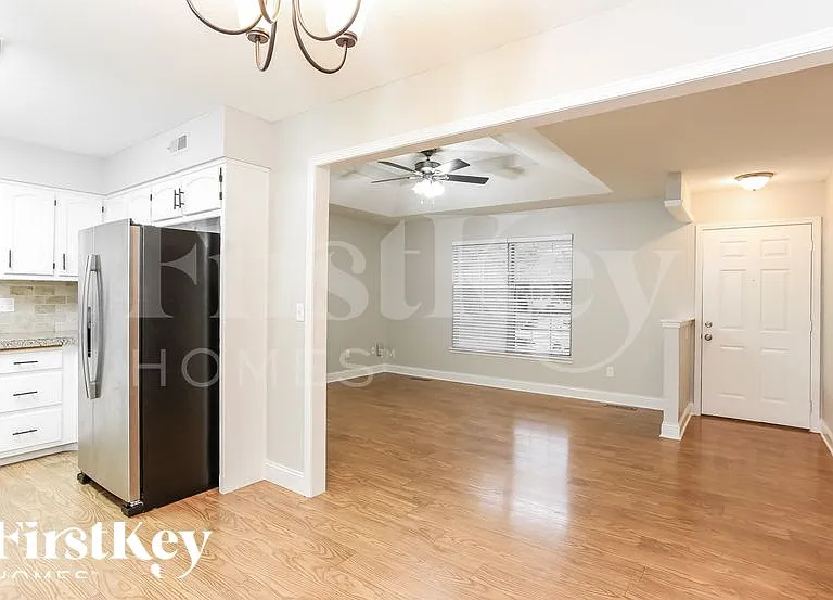 308 Oak St W — Photo 6