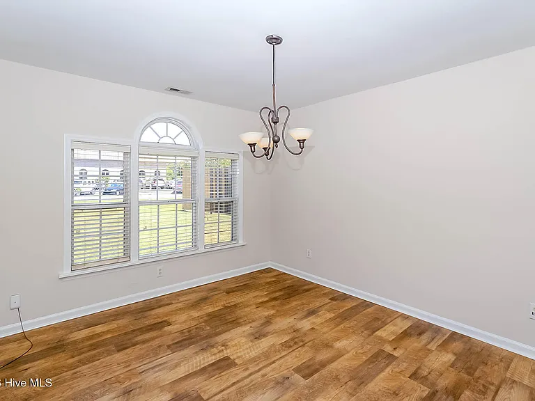 3503 Mandy Ln — Photo 6