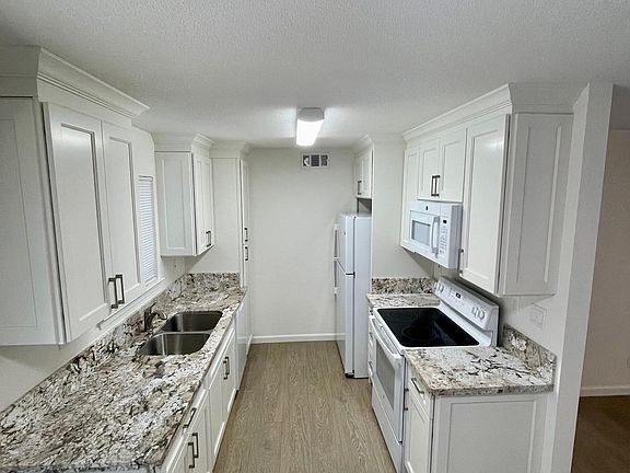 2nd image of 1055 Porter Ave