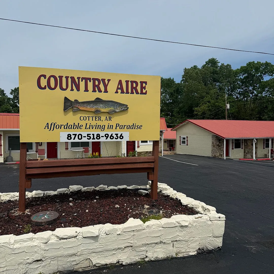 Country Aire — Photo 1