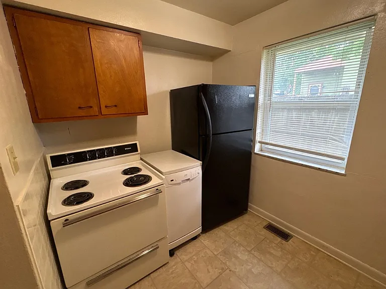 238 Linden Ave — Photo 4