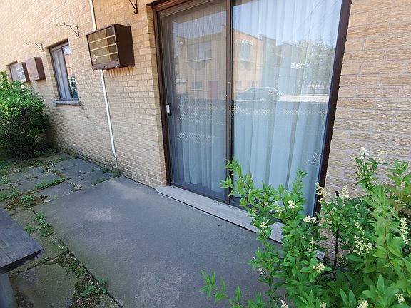 3rd image of 812 Thomas Ave APT 2