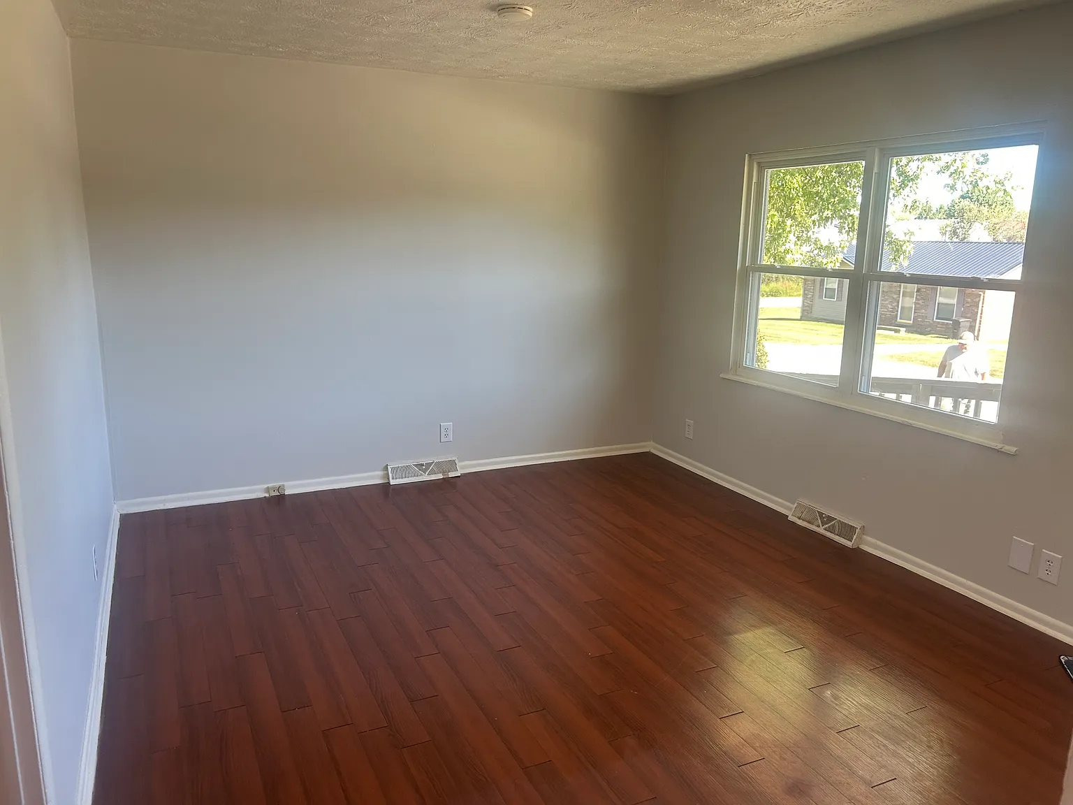 3 bed, 1000 sqft, $1,300 — Photo 4
