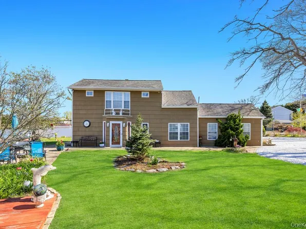 70 Featherbed Lane, Oakdale, NY 11769