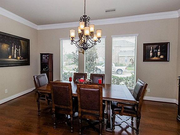 Large dining room to accommodate a crowd!