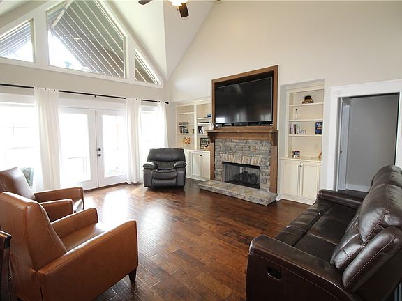 3rd image of 68 Fairwinds Ln