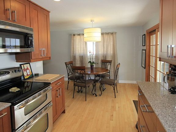 3rd image of 1728 E Mary Cir