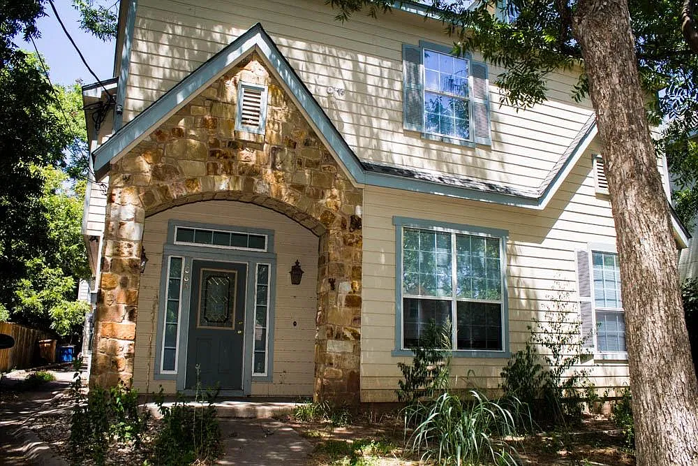 5 bed, 2.5 bath, 2000 sqft, $3,900 — Photo 1
