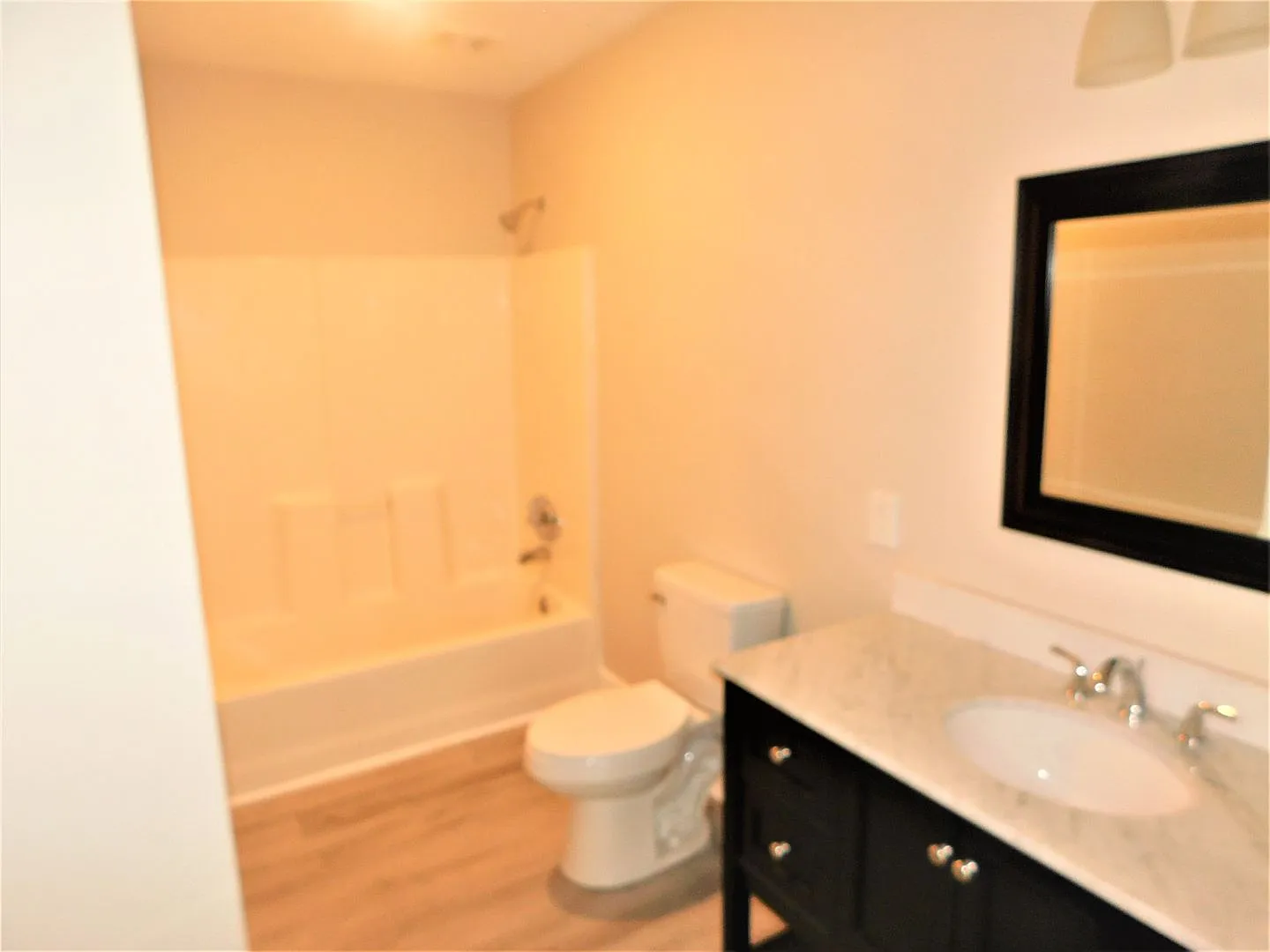 Rooming House With All Utilties Paid In $500 — Photo 4