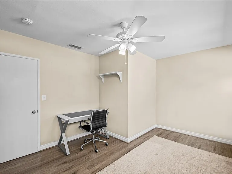 542 N Waverly St — Photo 27