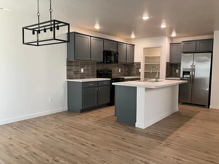 2829 E Jasmine St — Photo 2