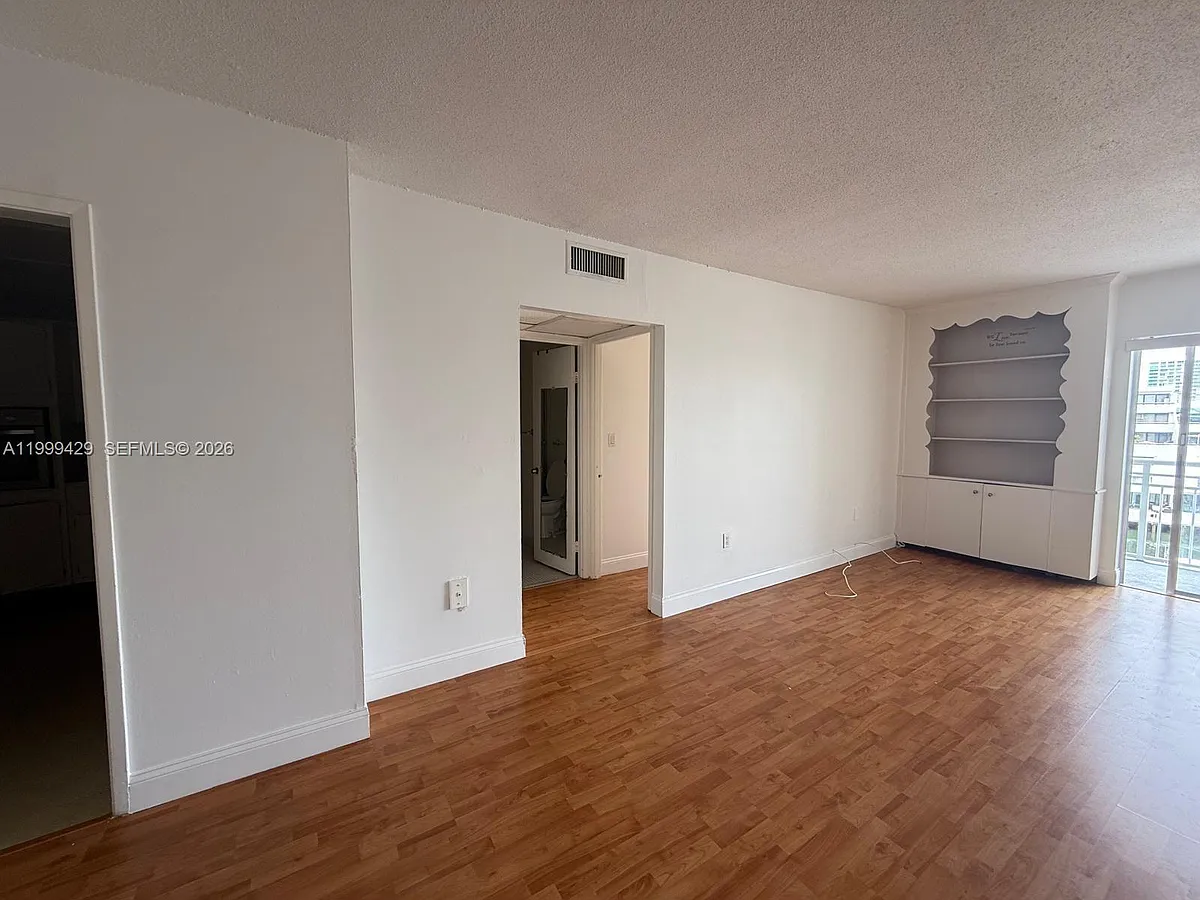 Building Photo - 400 Kings Point Dr #527