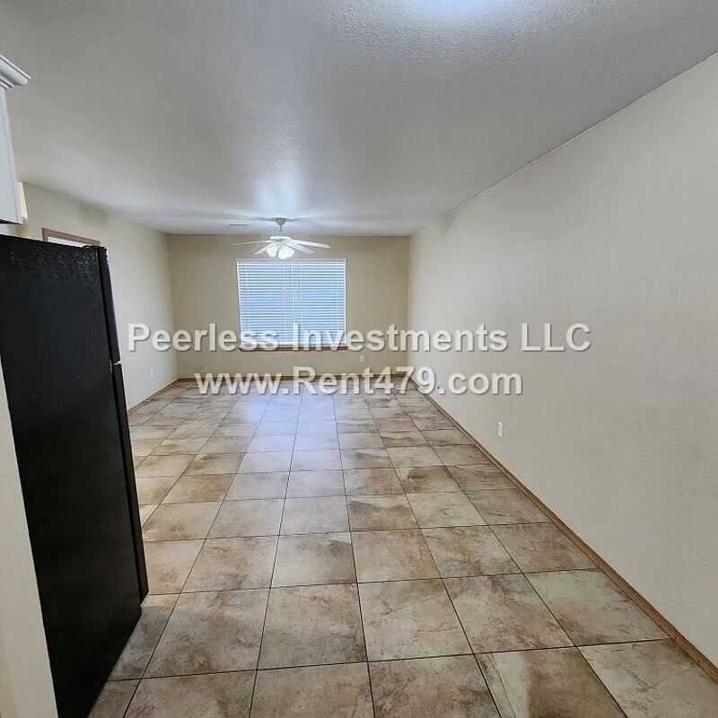 3 bed, 2.5 bath, 1252 sqft, $1,525 — Photo 2