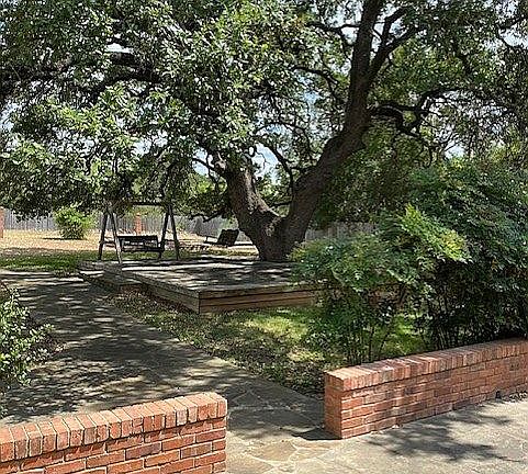 5th image of 335 Hunters Creek Dr