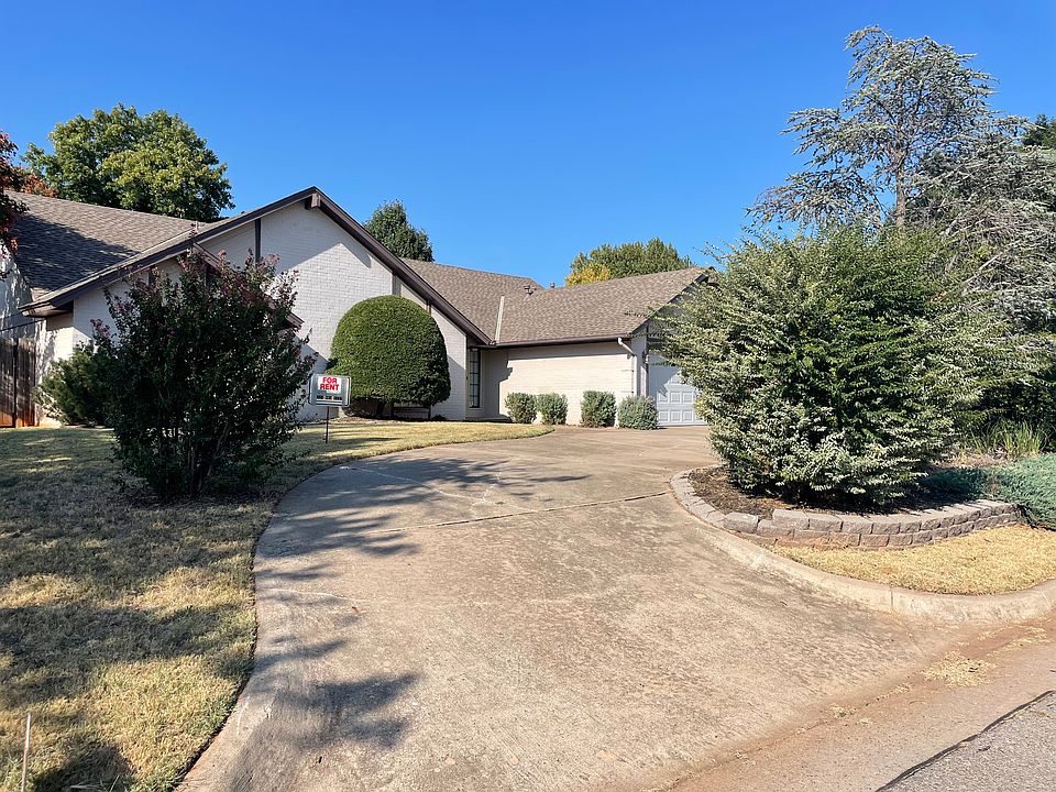 Front view with the half-circle driveway