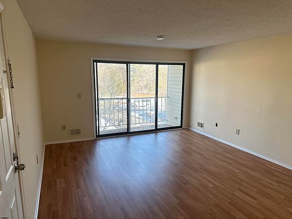 2nd image of 203 Colonial Ct