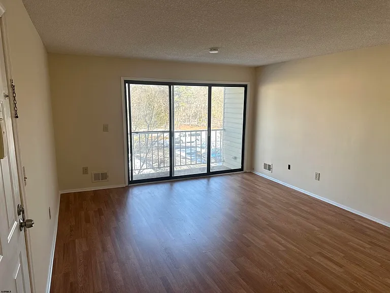 203 Colonial Ct — Photo 2