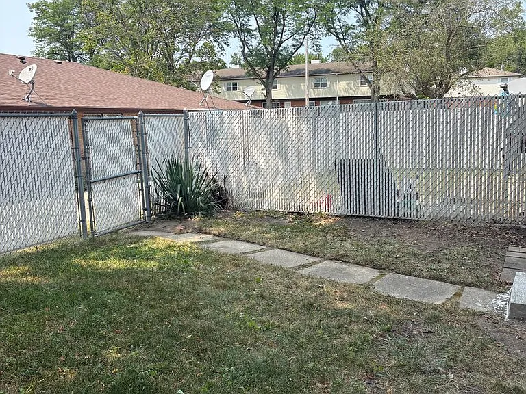 4401-4407 Eastridge Dr — Photo 39