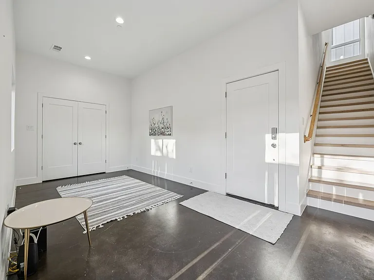 2206 Arroyo Ave — Photo 1