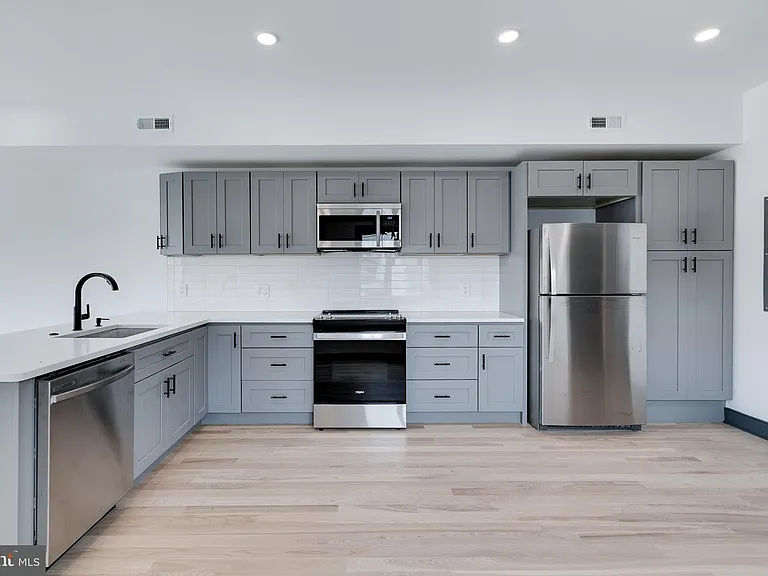 555 N Lawrence St — Photo 3