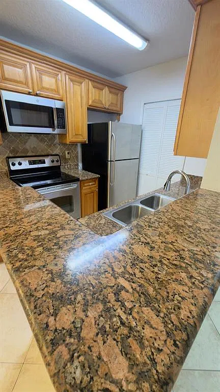 2 bed, 2.0 bath, 996 sqft, $1,650 — Photo 3